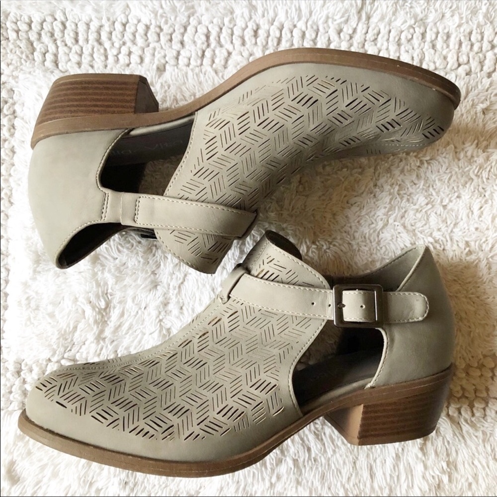 Bella Vita Shoes-Buckle-Grey-Cut Design-Size 8W